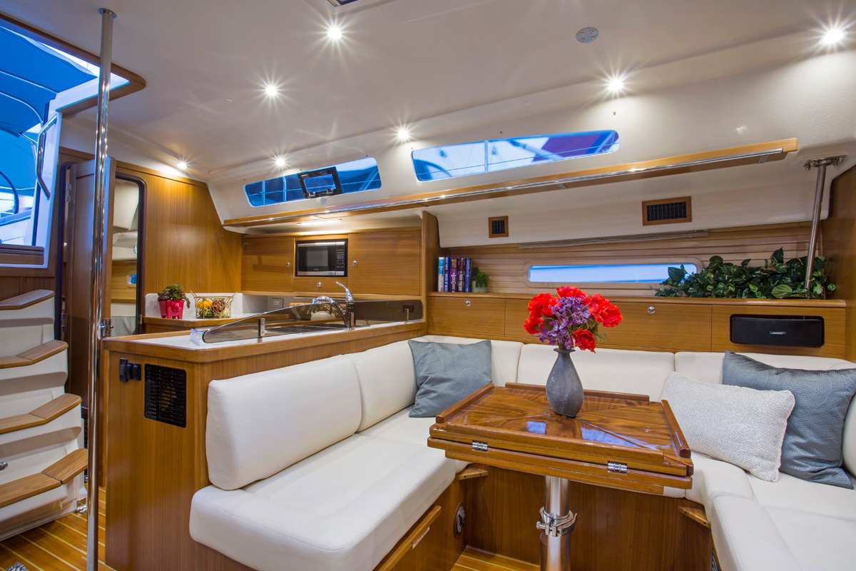 Catalina 425 with folding dining table